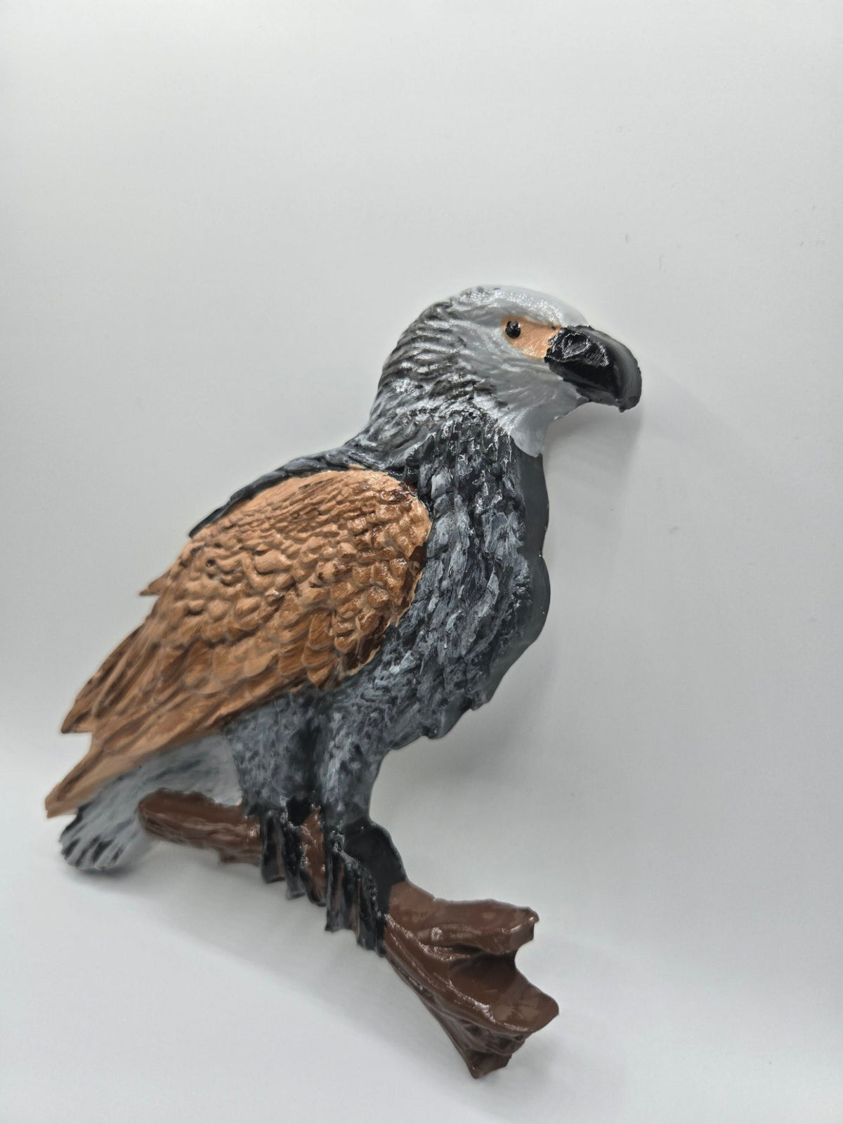 Adler Skulptur von vorne schräg