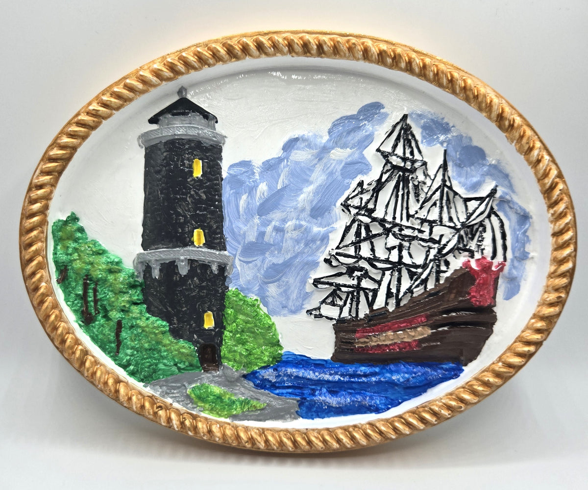 Keramik-Relief "Küste & Dreimaster" – Maritimer Wandteller im Taurahmen