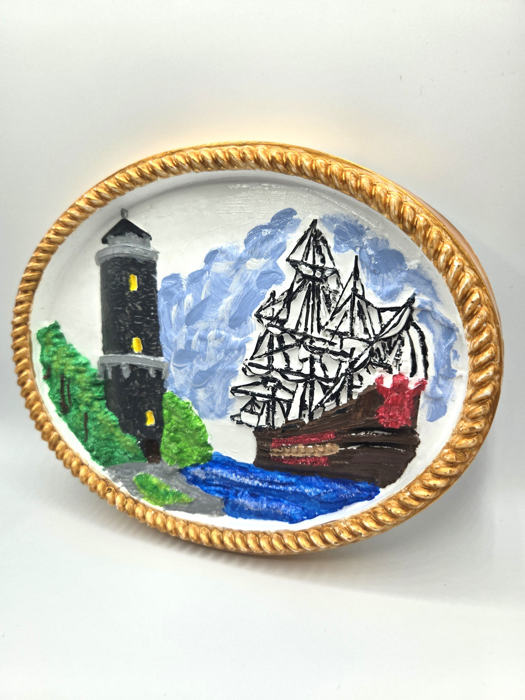 Keramik-Relief "Küste & Dreimaster" – Maritimer Wandteller im Taurahmen
