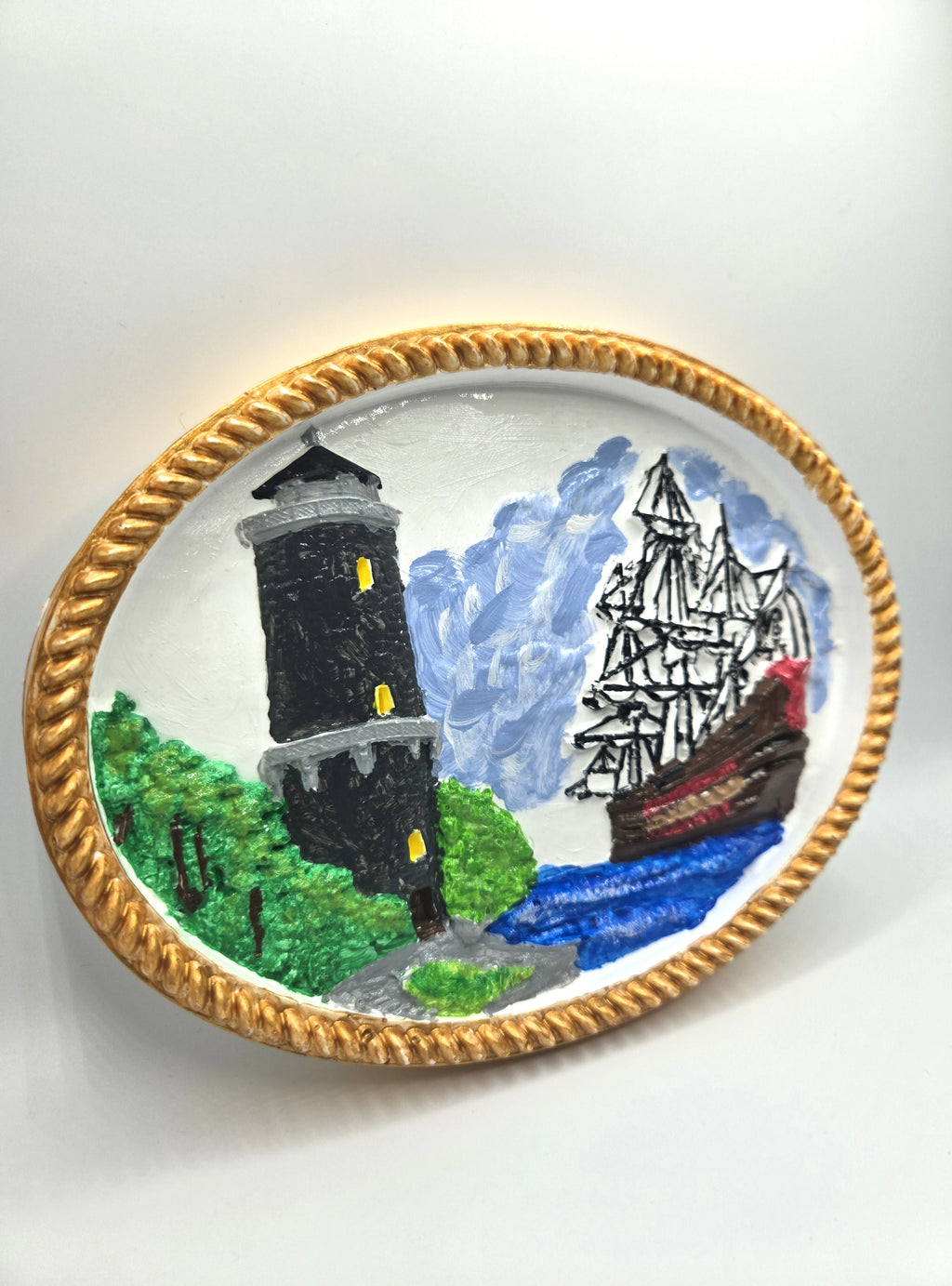 Keramik-Relief "Küste & Dreimaster" – Maritimer Wandteller im Taurahmen