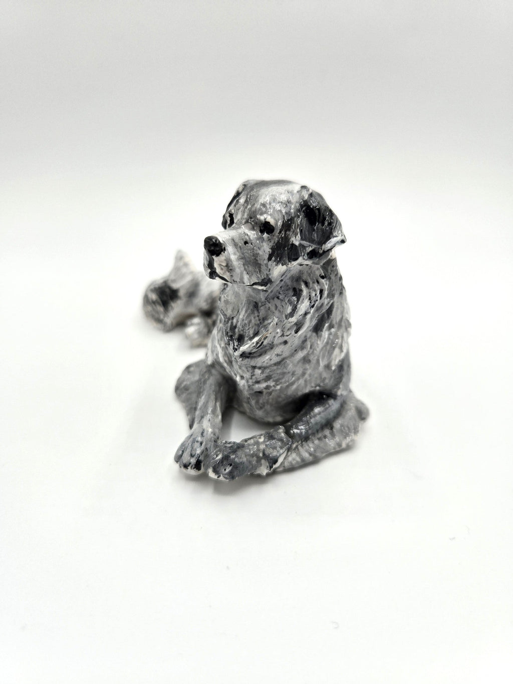 Labrador Skulptur sitzend von vorne