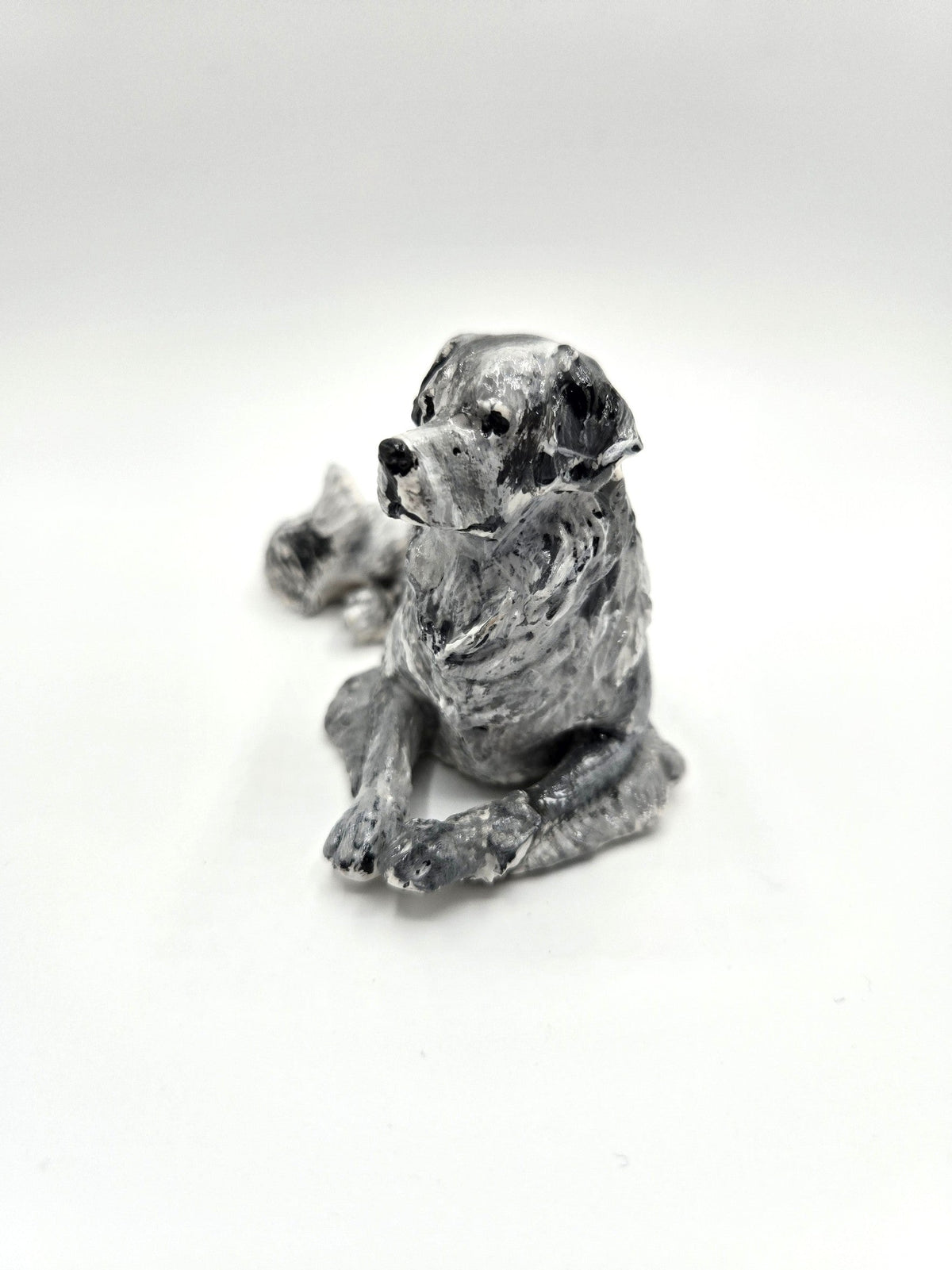 Labrador Skulptur sitzend von vorne