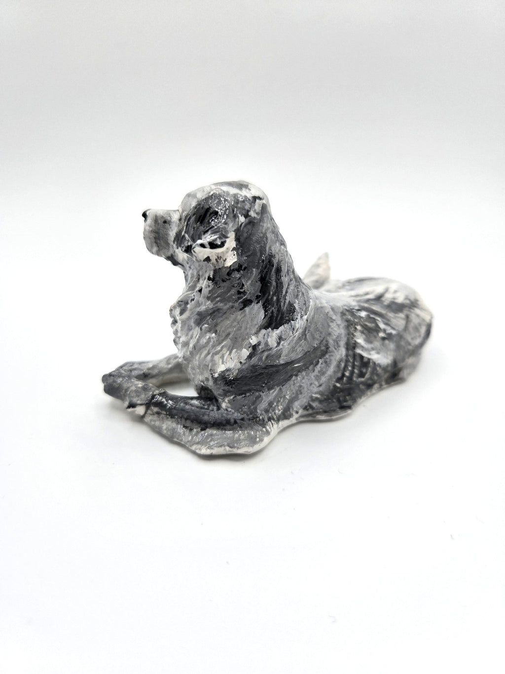 Labrador Skulptur liegend schräg