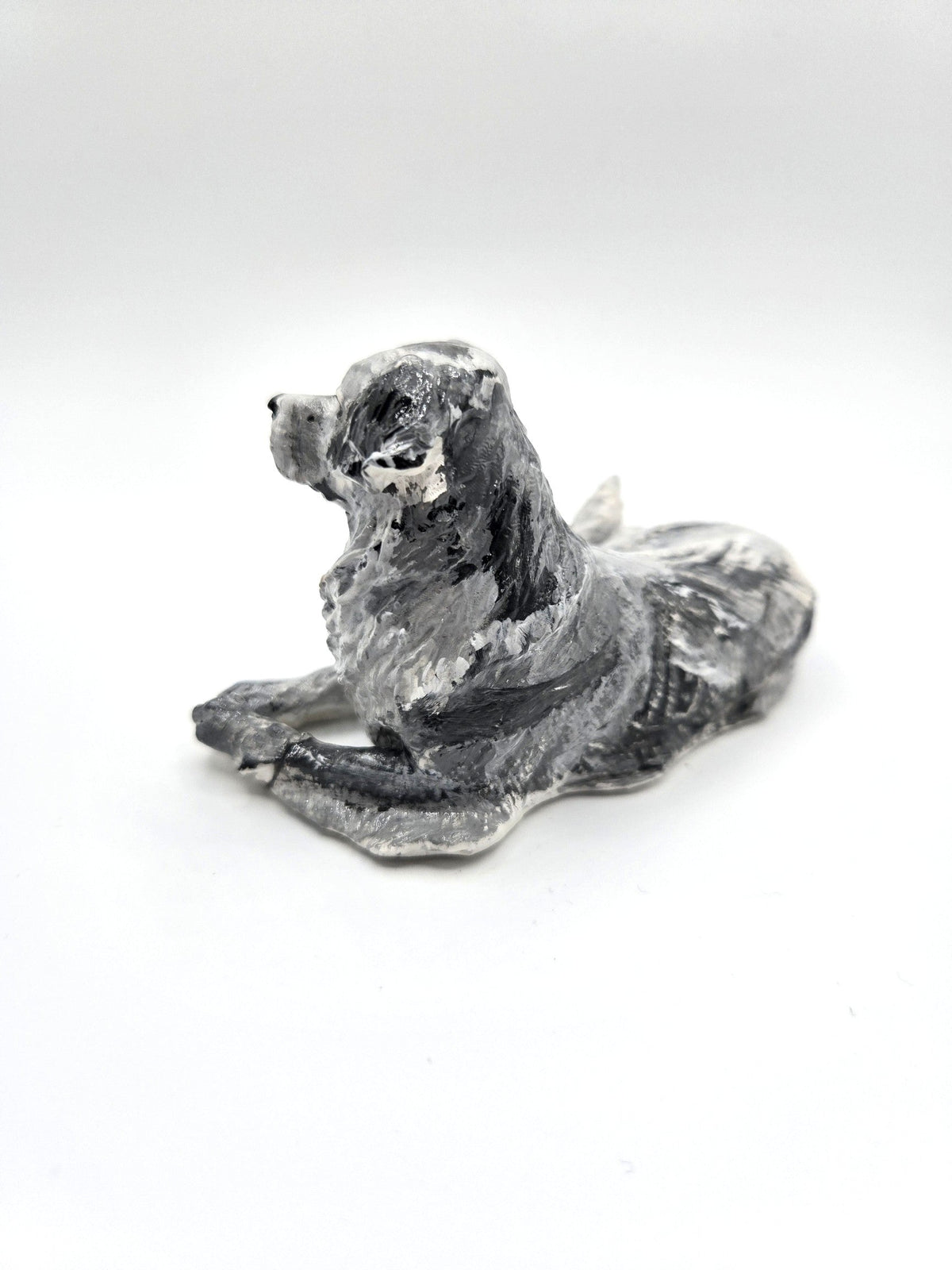 Labrador Skulptur liegend schräg
