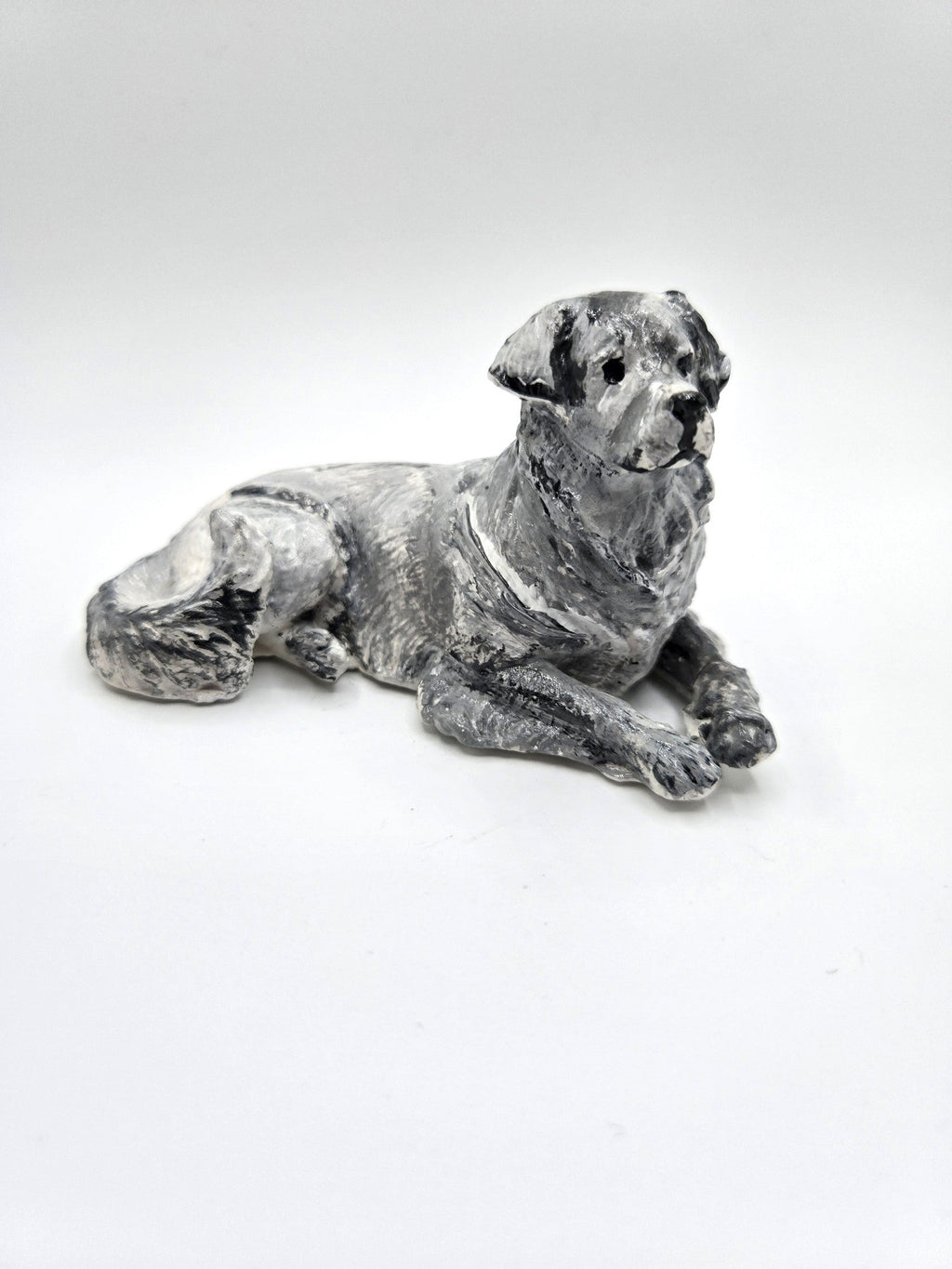 Labrador Skulptur liegend von vorne