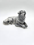 Labrador Skulptur liegend von vorne
