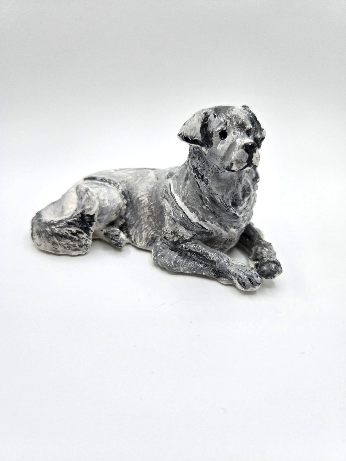 Labrador Skulptur liegend von vorne