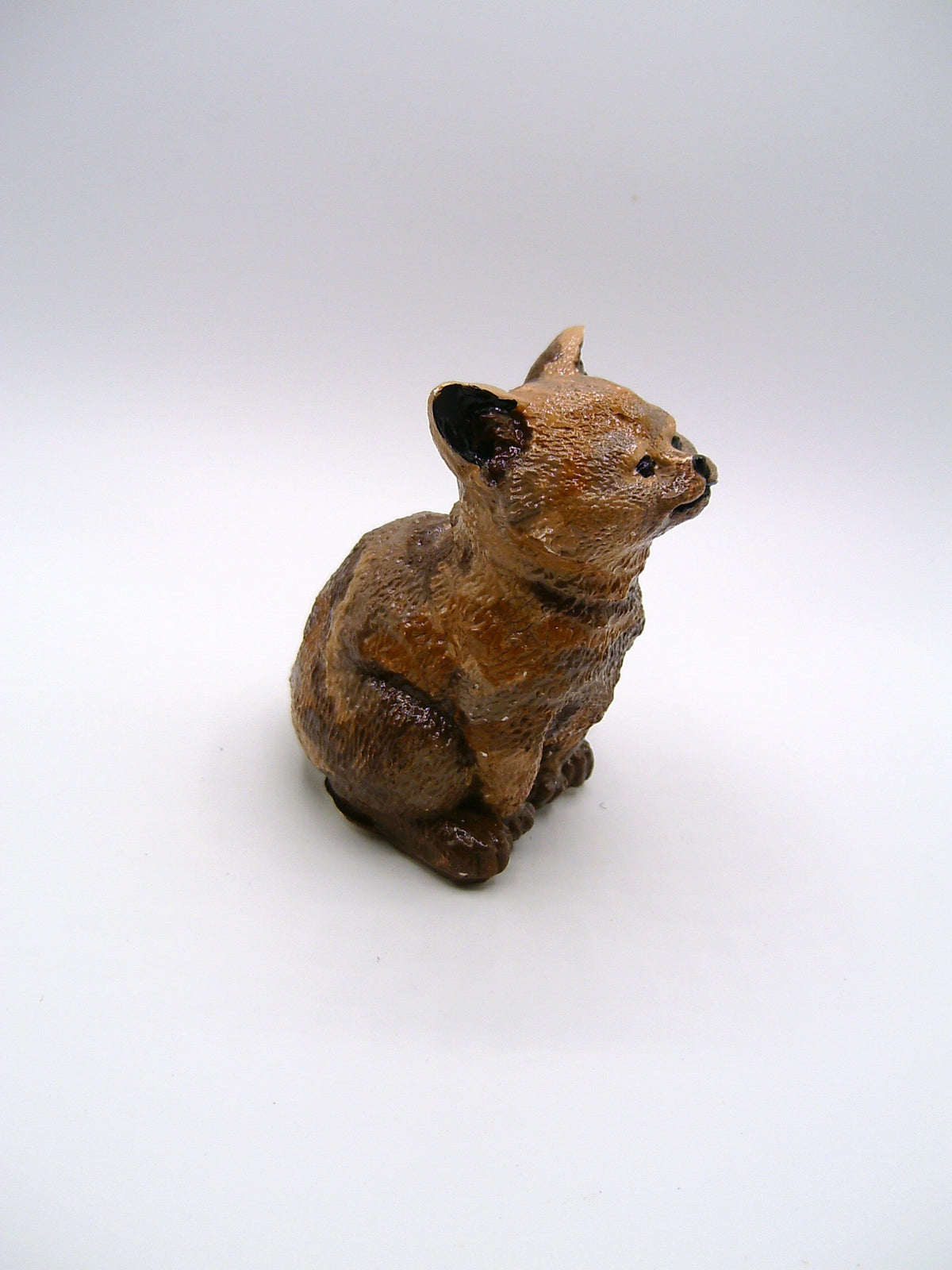 Katzen-Skulptur schräg von der Seite links