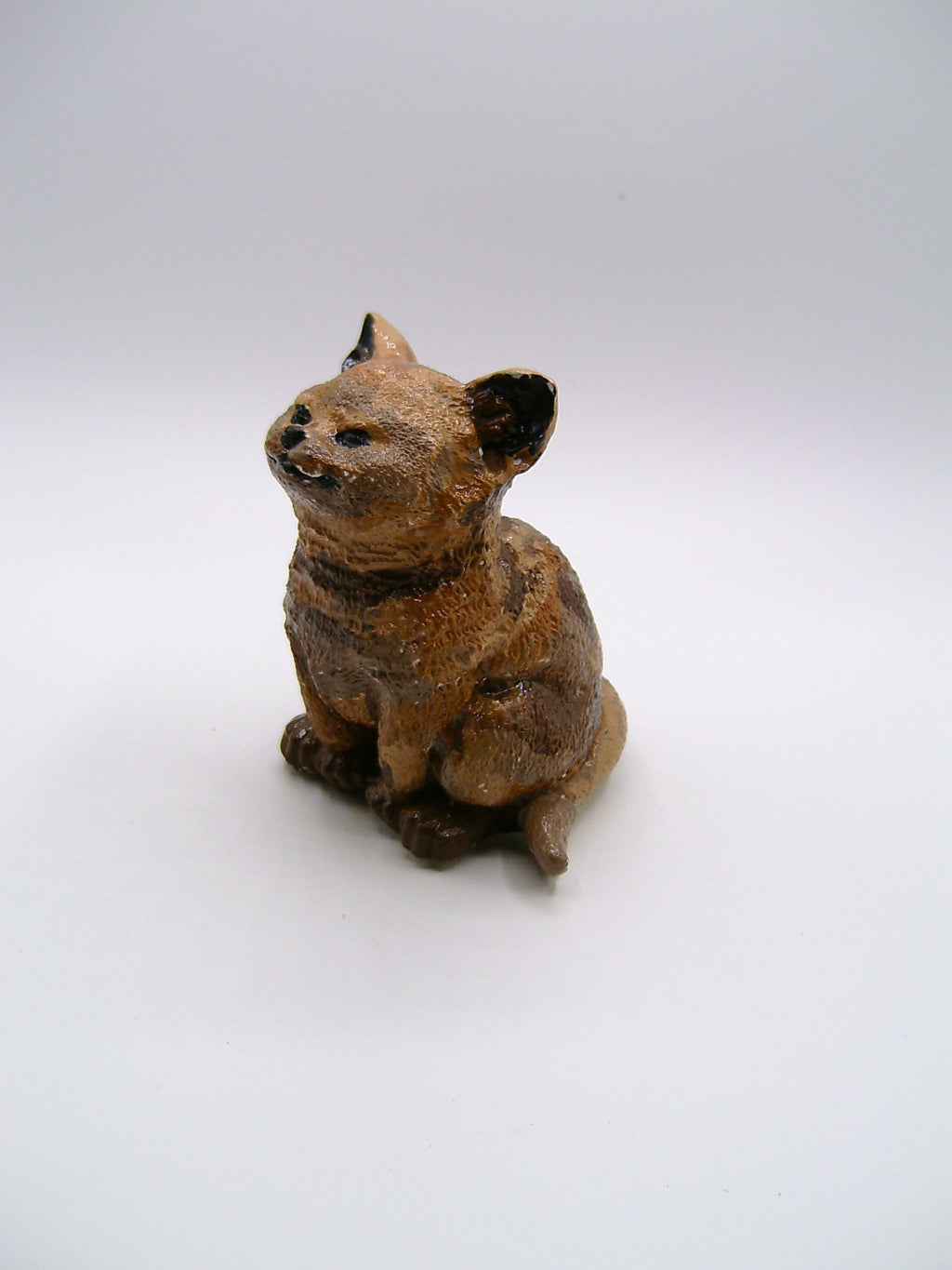 Katzen-Skulptur schräg von der Seite rechts