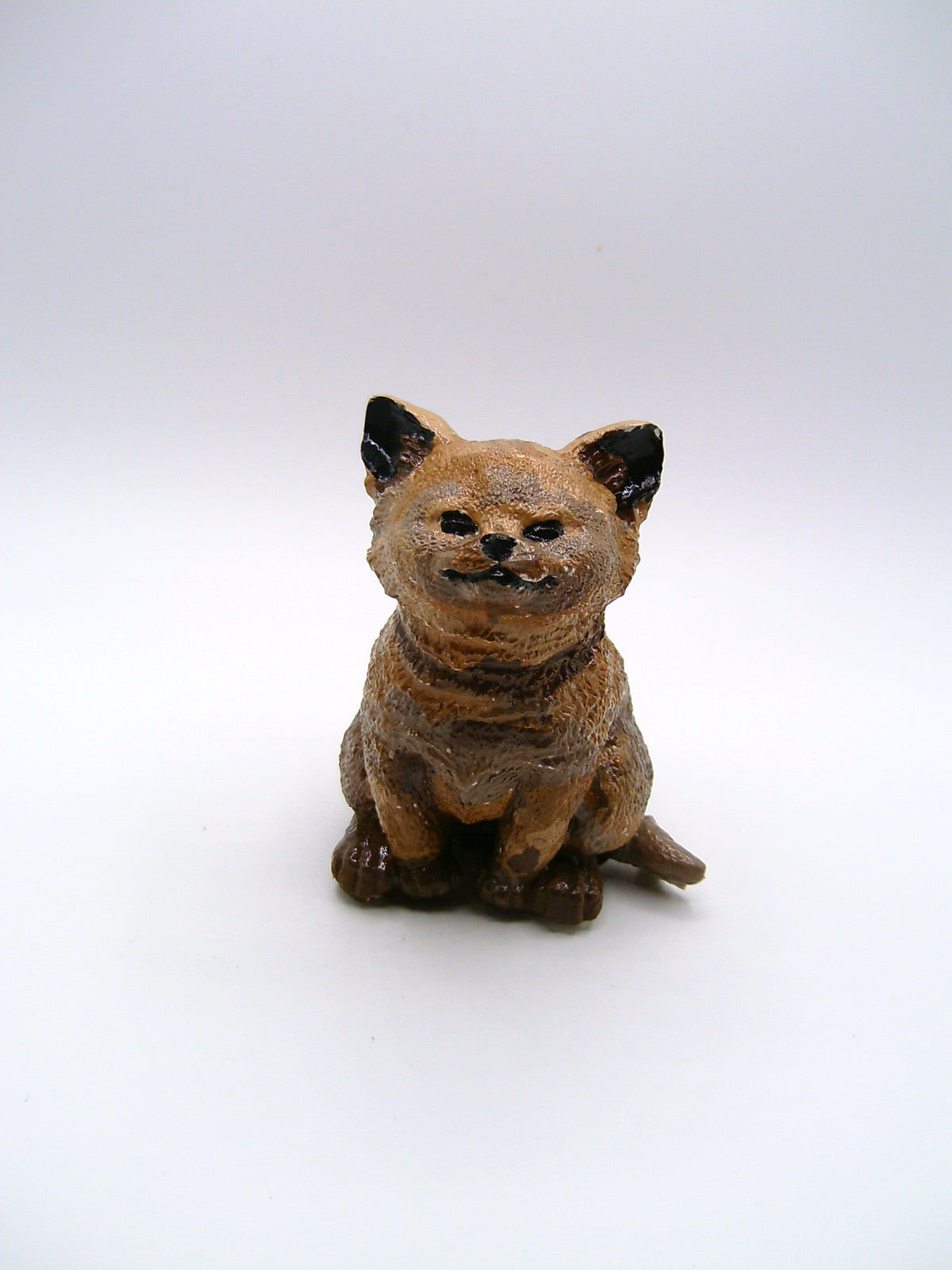 Katzen-Skulptur von vorne