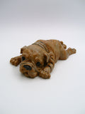 Bulldoggen-Figur aus Gips – liegend mit ausgestreckten Pfoten