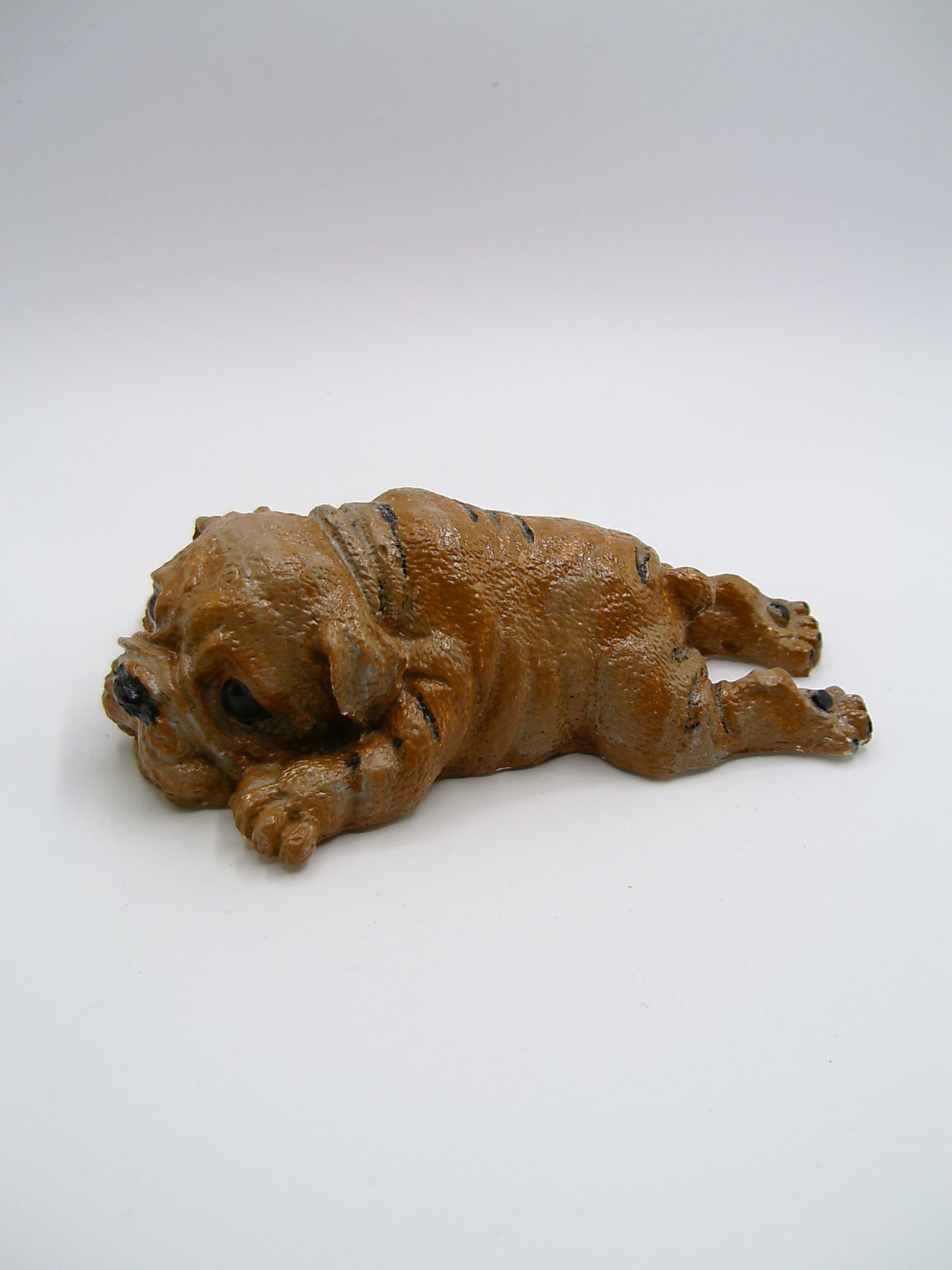 Bulldoggen-Figur aus Gips – liegend mit ausgestreckten Pfoten