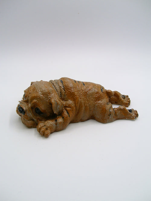Bulldoggen-Figur aus Gips – liegend mit ausgestreckten Pfoten