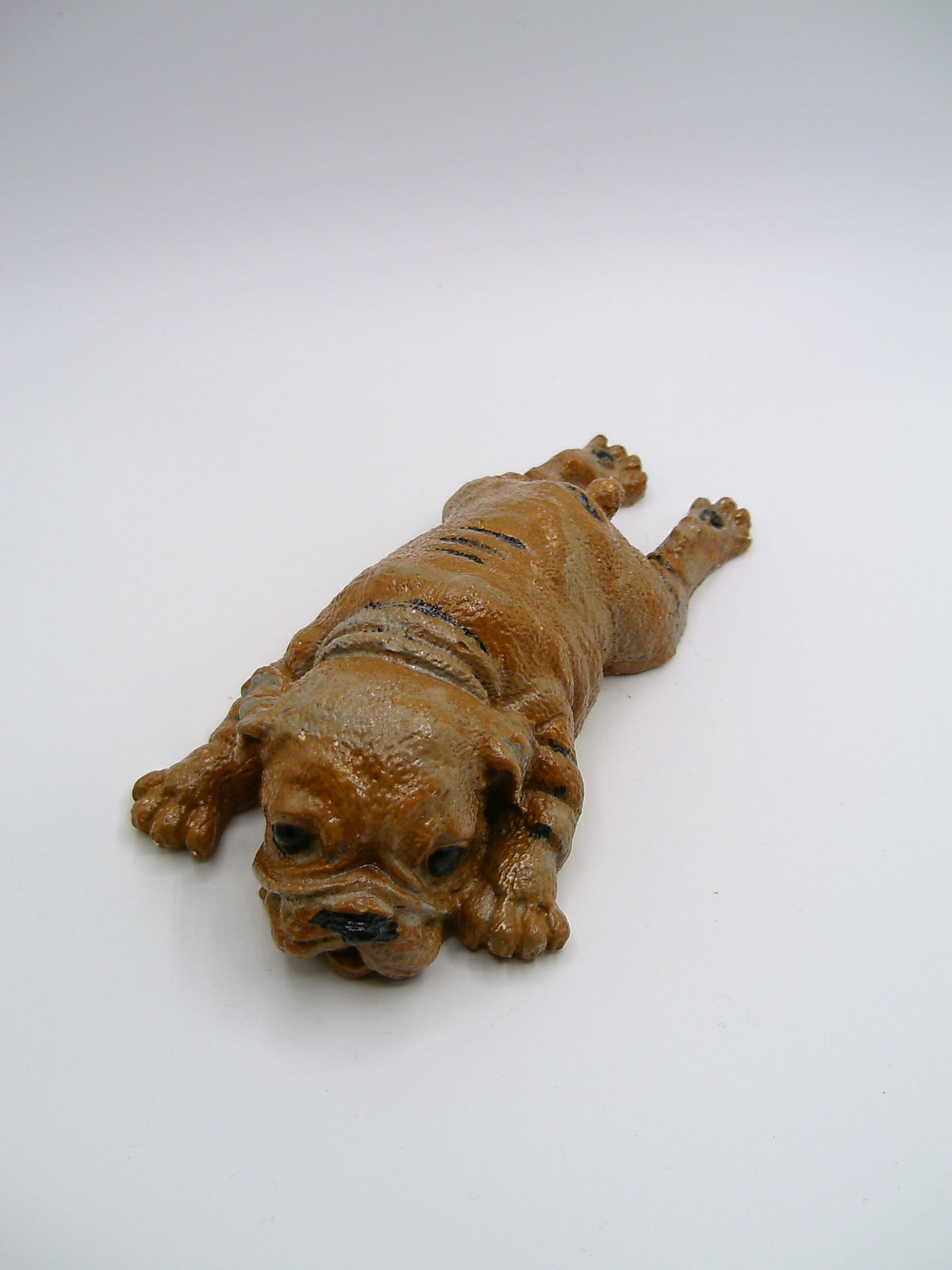 Bulldoggen-Figur aus Gips – liegend mit ausgestreckten Pfoten