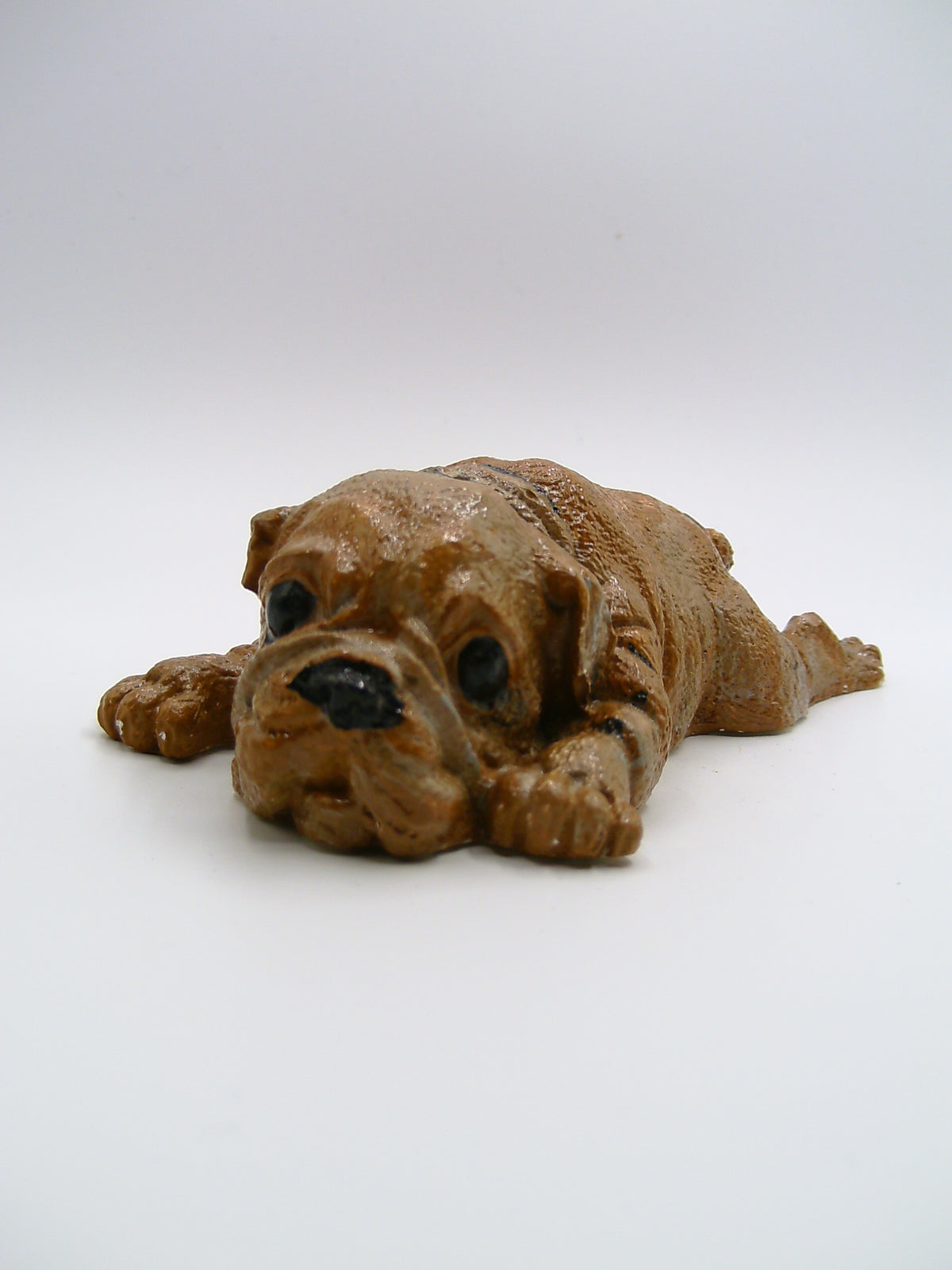 Bulldoggen-Figur aus Gips – liegend mit ausgestreckten Pfoten