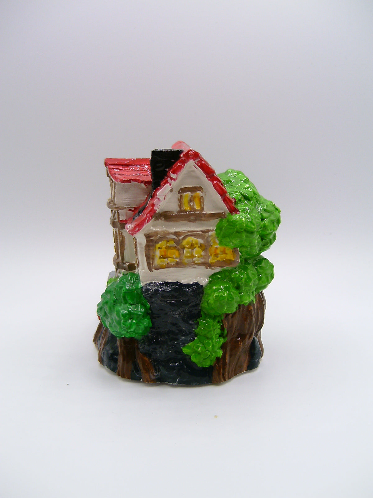 Miniatur-Haus Figur aus Gips – Handbemaltes Deko-Häuschen mit rotem Dach