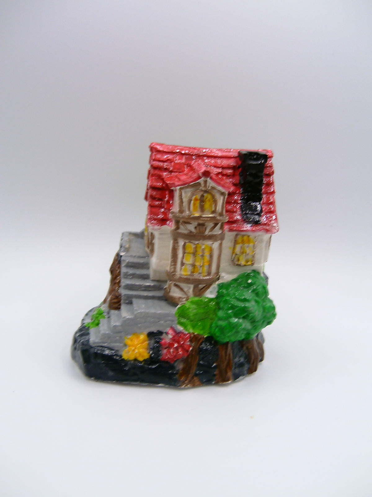 Miniatur-Haus Figur aus Gips – Handbemaltes Deko-Häuschen mit rotem Dach