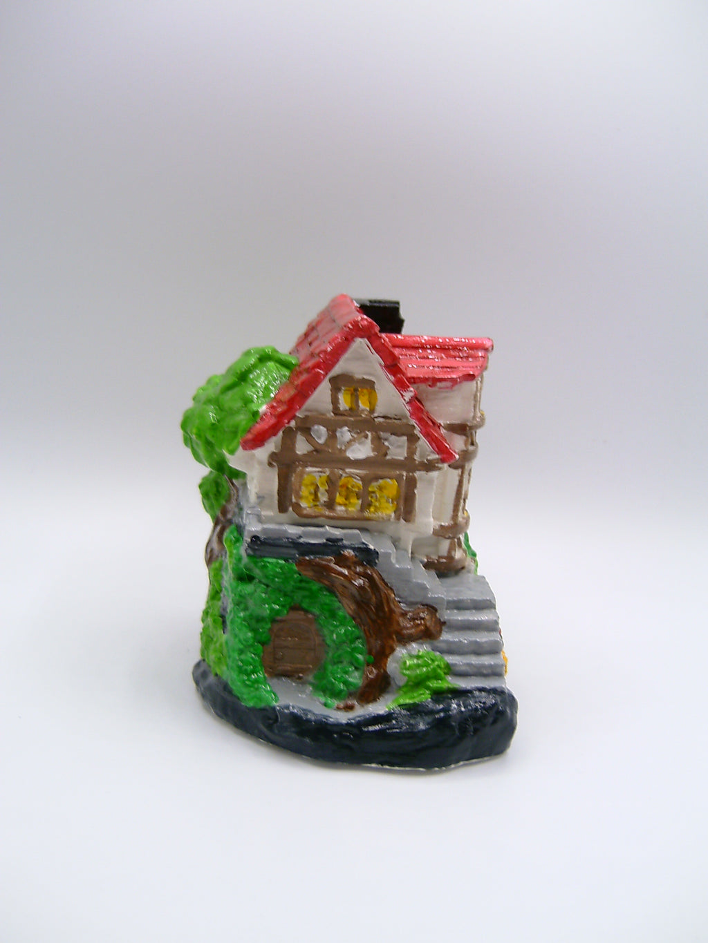 Miniatur-Haus Figur aus Gips – Handbemaltes Deko-Häuschen mit rotem Dach