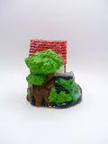 Miniatur-Haus Figur aus Gips – Handbemaltes Deko-Häuschen mit rotem Dach