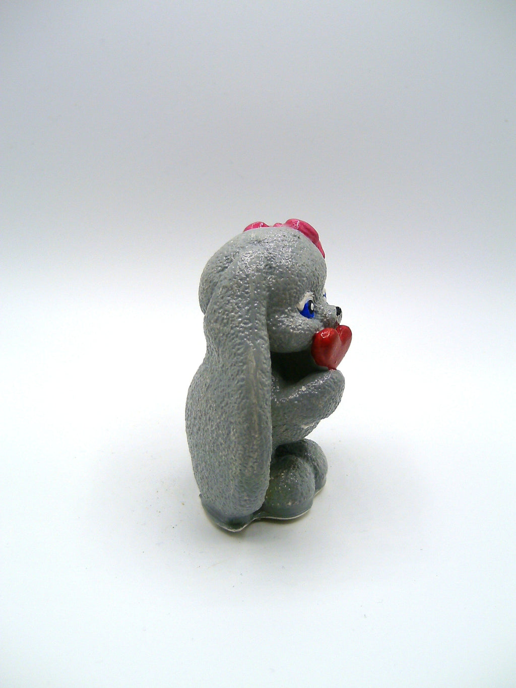 Grauer Hase mit Herzchen seitlich