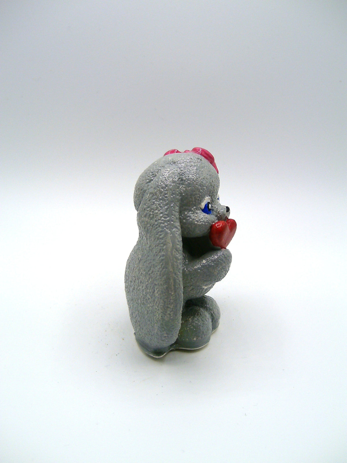 Grauer Hase mit Herzchen seitlich