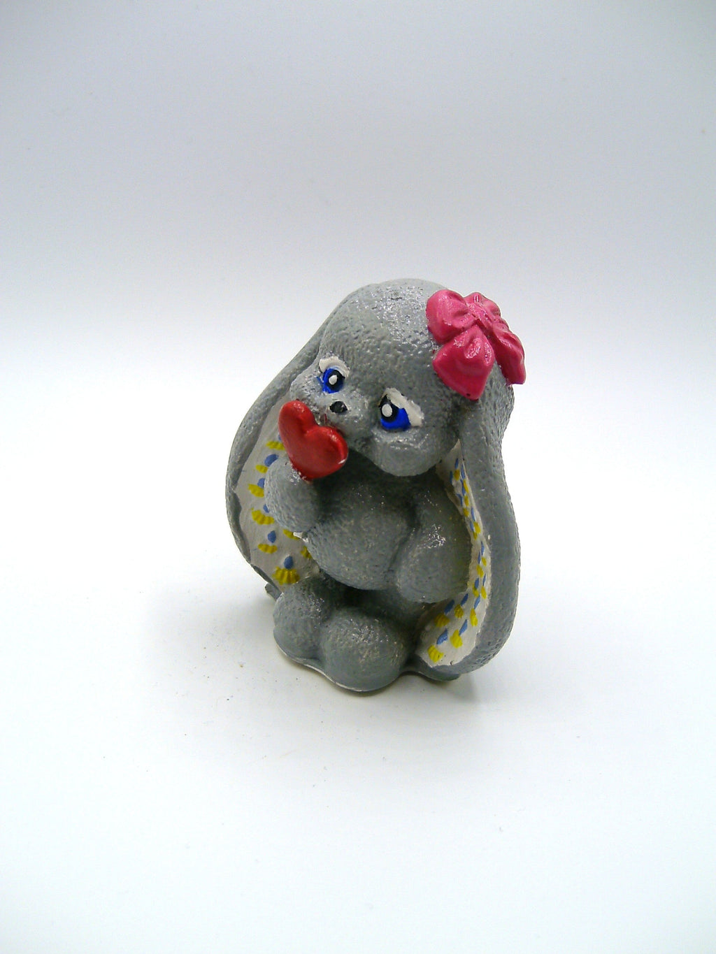 Grauer Hase mit Herzchen von hinten