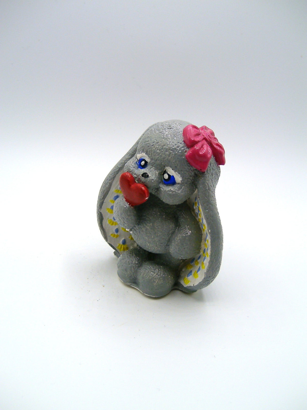 Grauer Hase mit Herzchen von hinten