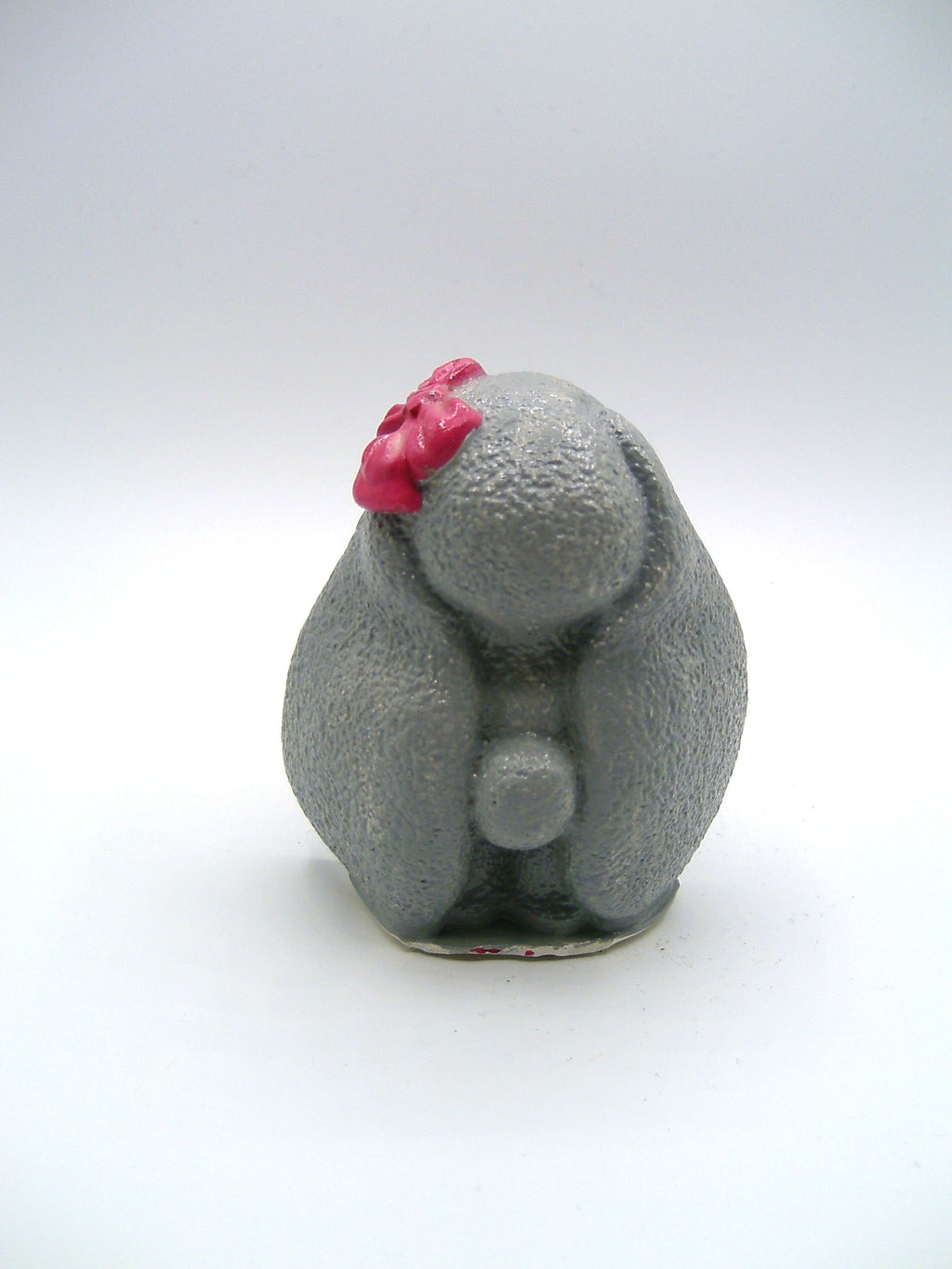 Grauer Hase mit Herzchen schräg von vorne