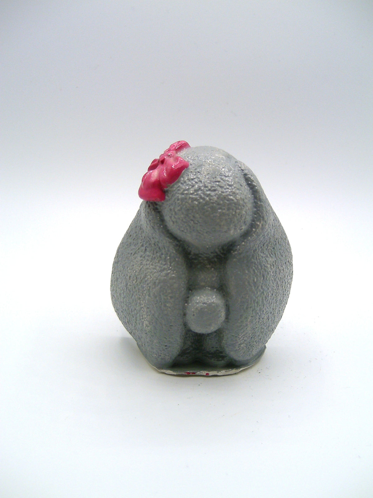 Grauer Hase mit Herzchen schräg von vorne