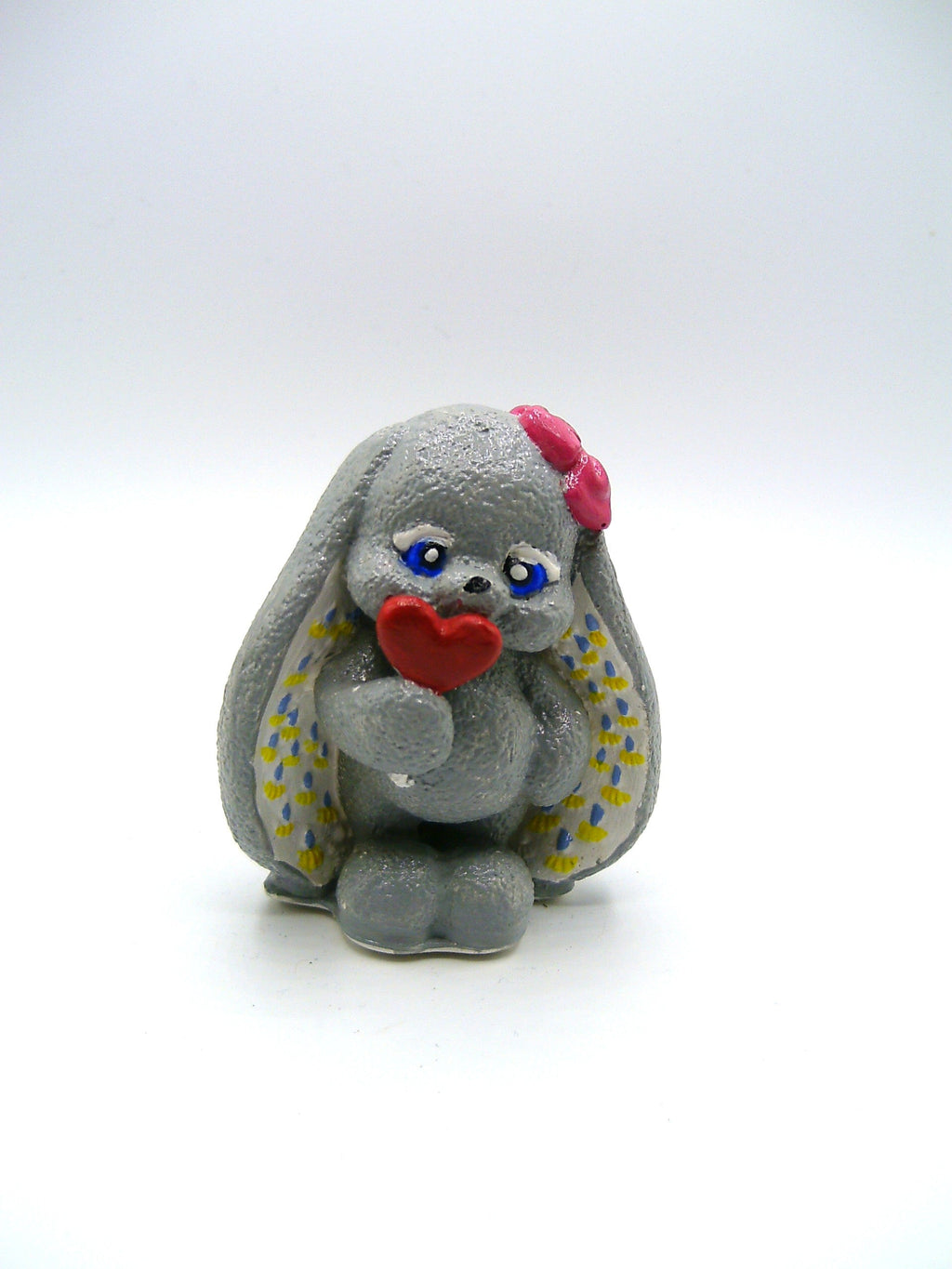 Grauer Hase mit Herzchen von vorne