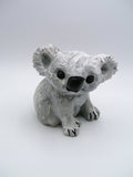 Koala Figur seitlich von vorne