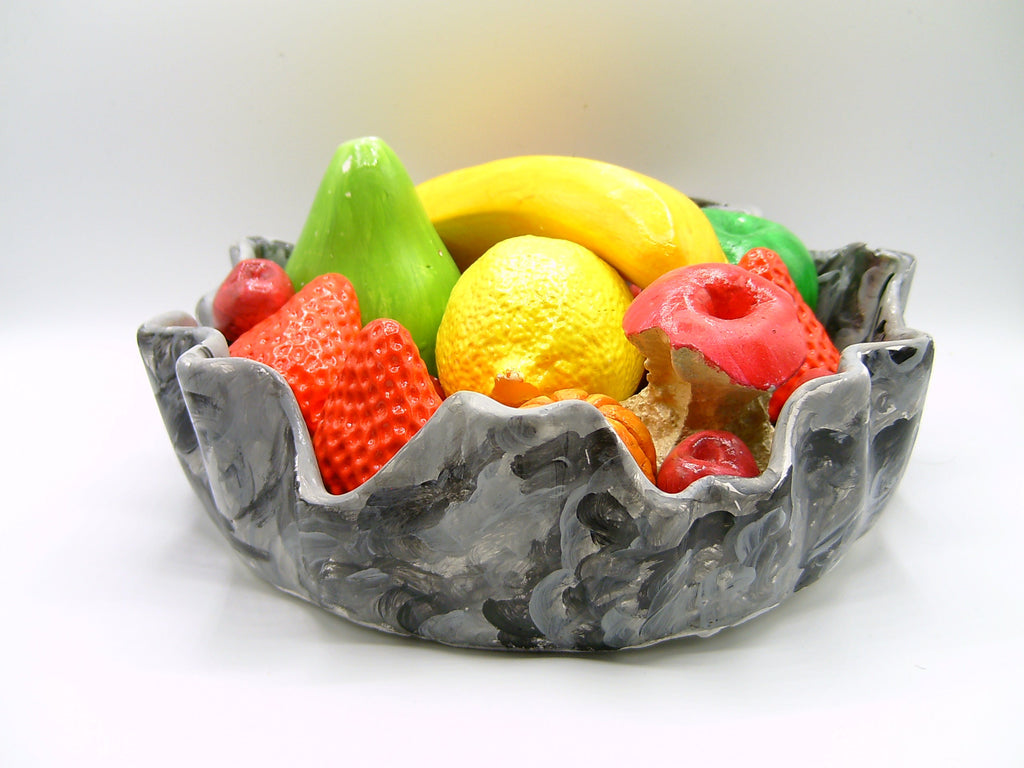 Obstschale mit Früchten schräg von oben