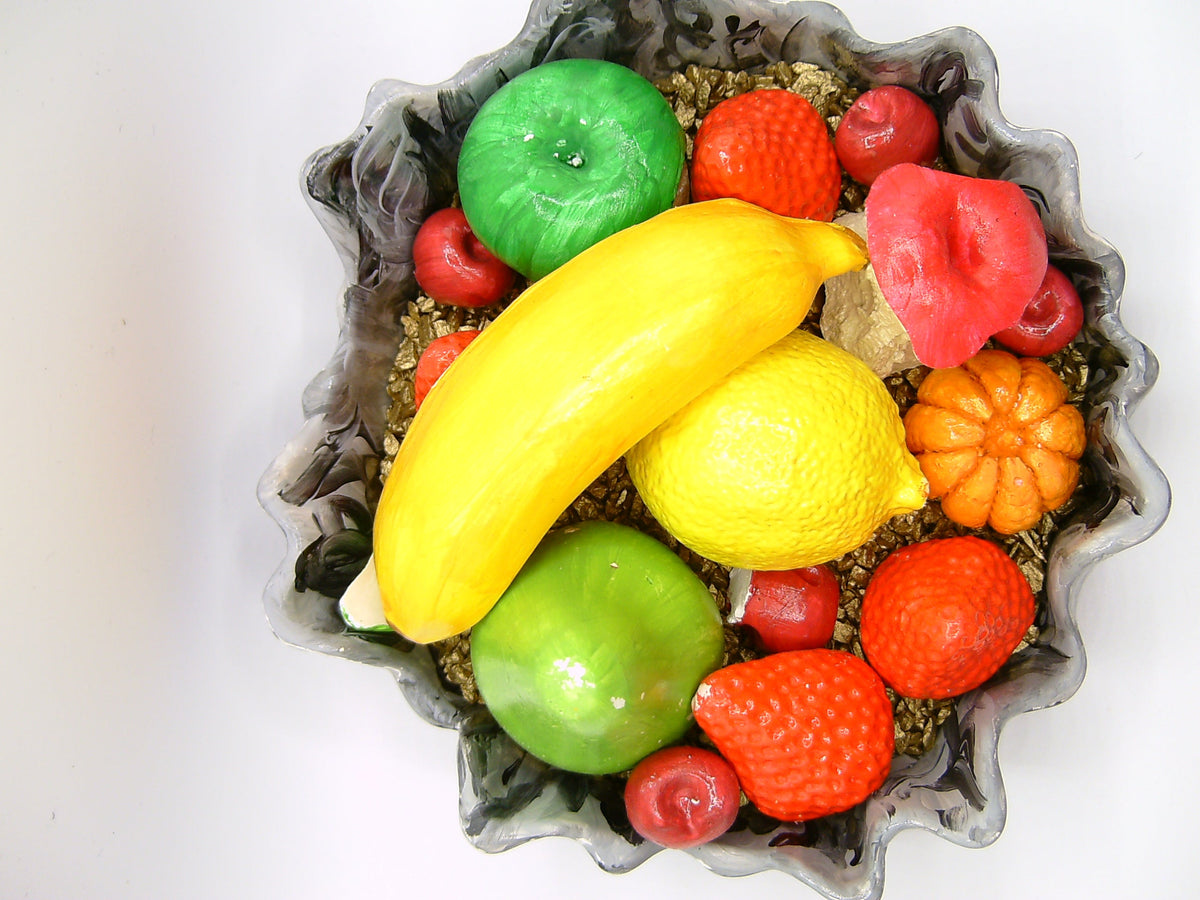 Obstschale mit Früchten von der Seite