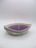 Gips-Schale mit lila Kerze von der Seite