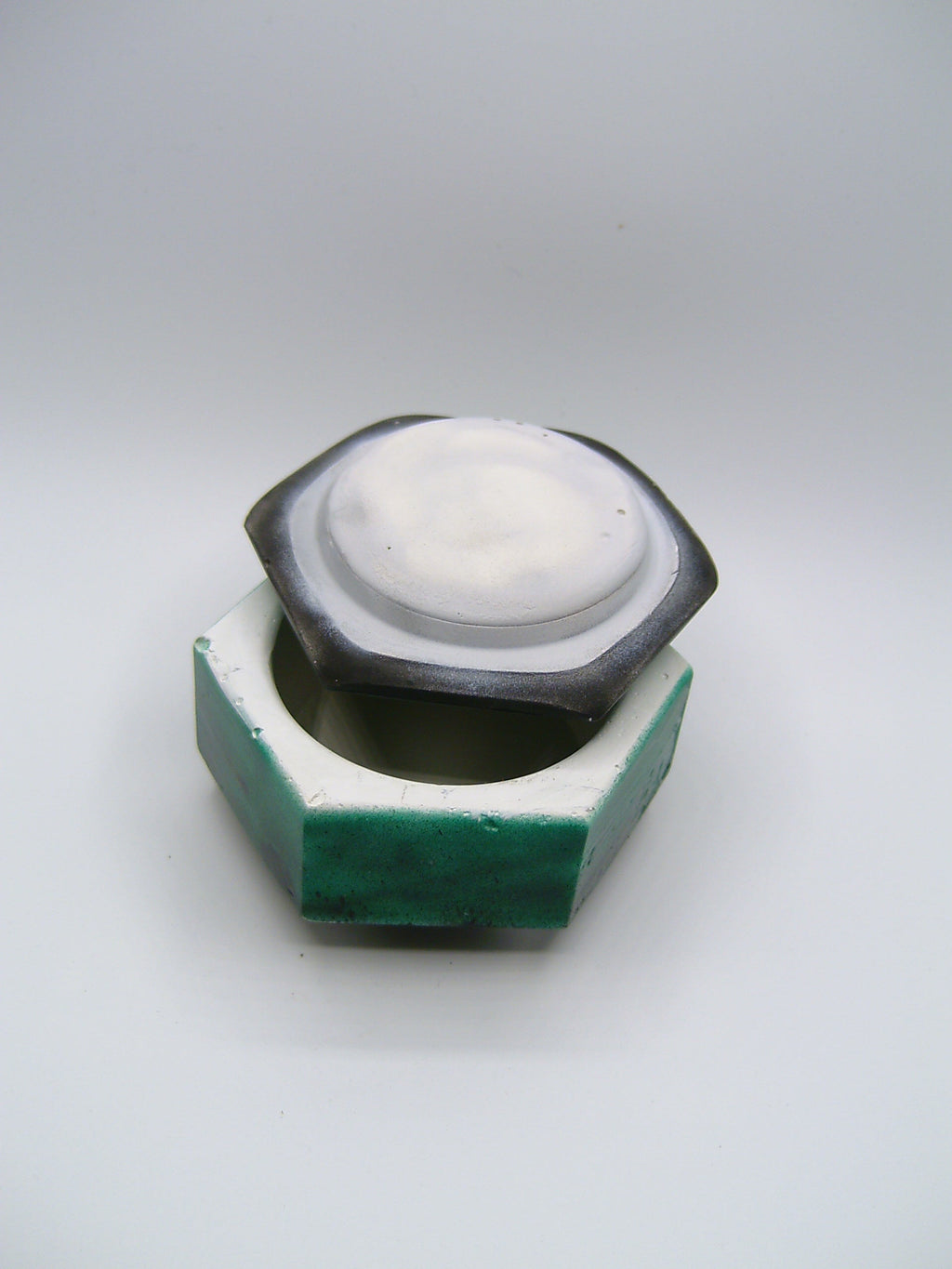 Gips-Dose geöffnet Innenansicht weiß