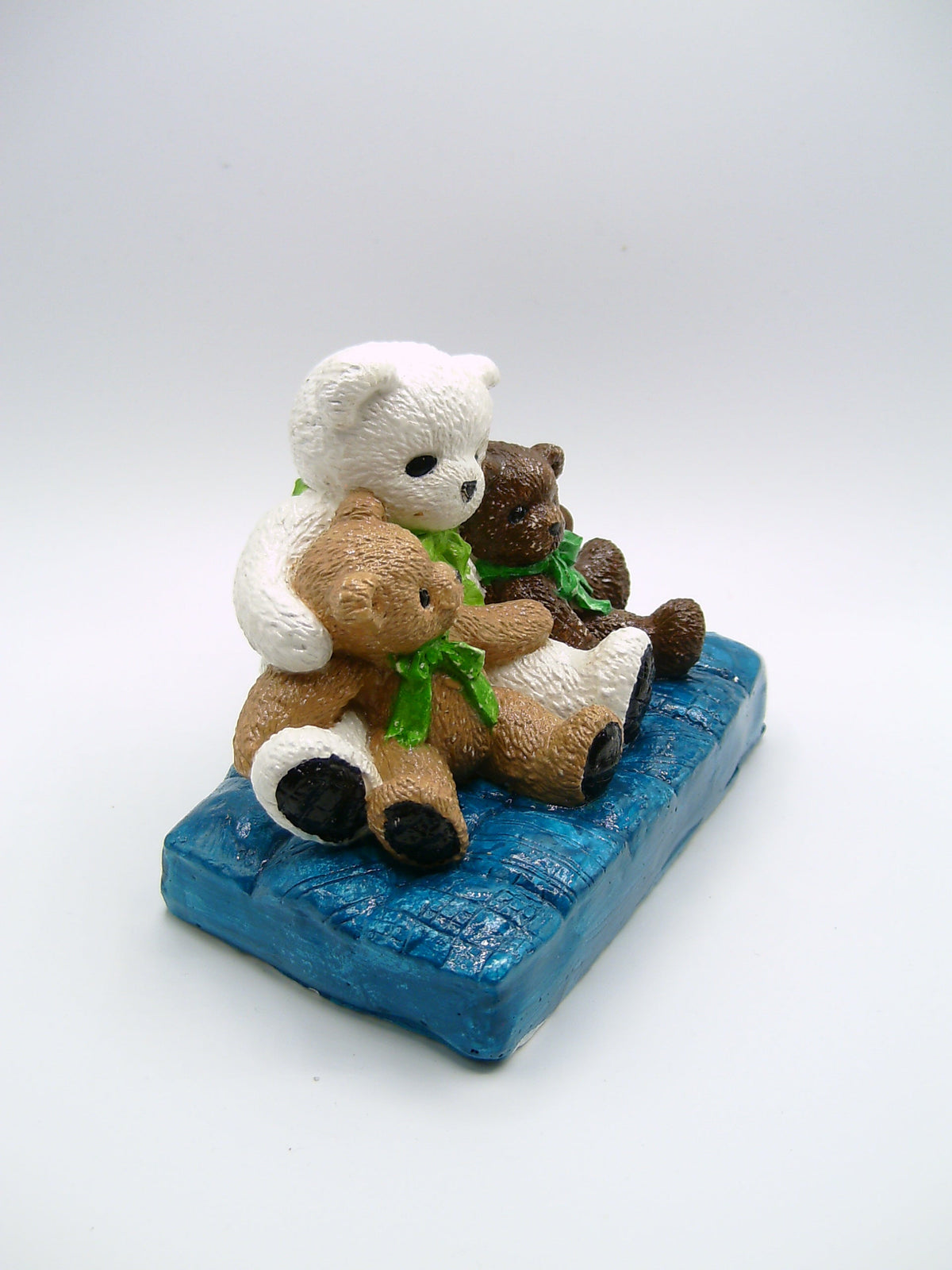 Drei Teddybären Figur seitlich rechts
