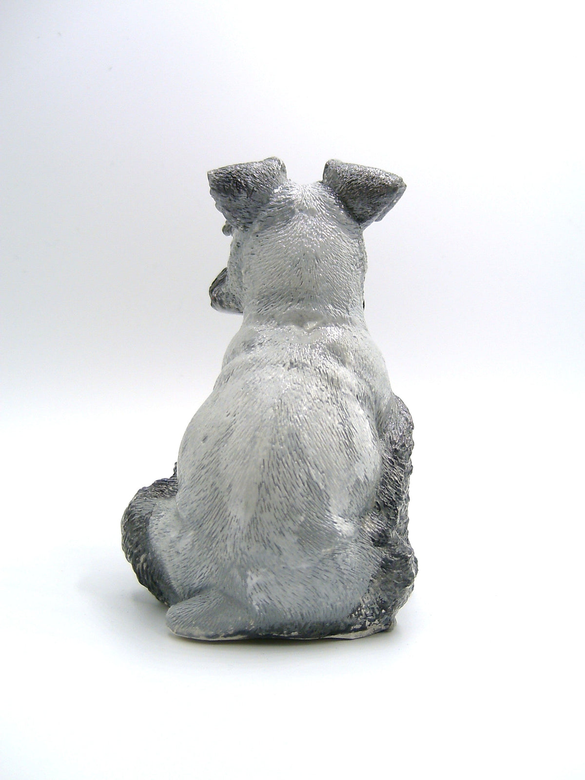 Schnauzer Figur aus Gips von hinten